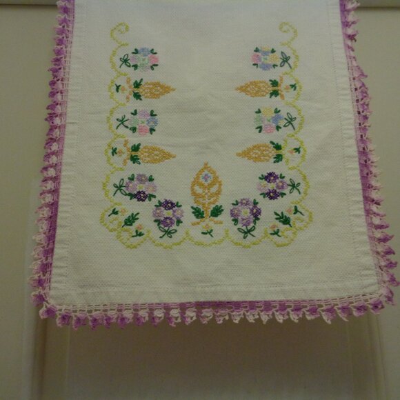 VINTAGE TEXTURED COTTON HAND EMBROIDERED HAND CROCHETED 1950S RUNNER - Picture 9 of 9